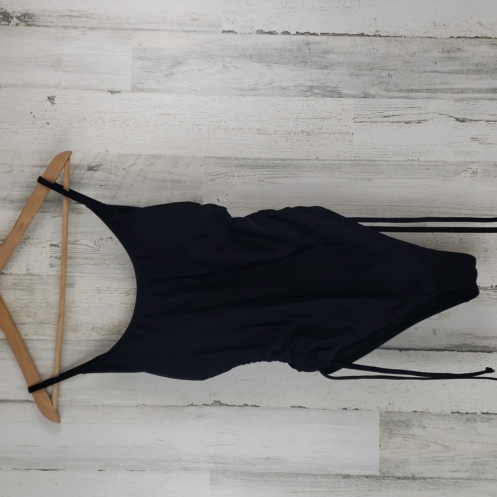 Black high cut adjustable ruched sides, removable cups swim suit Size Large NWOT